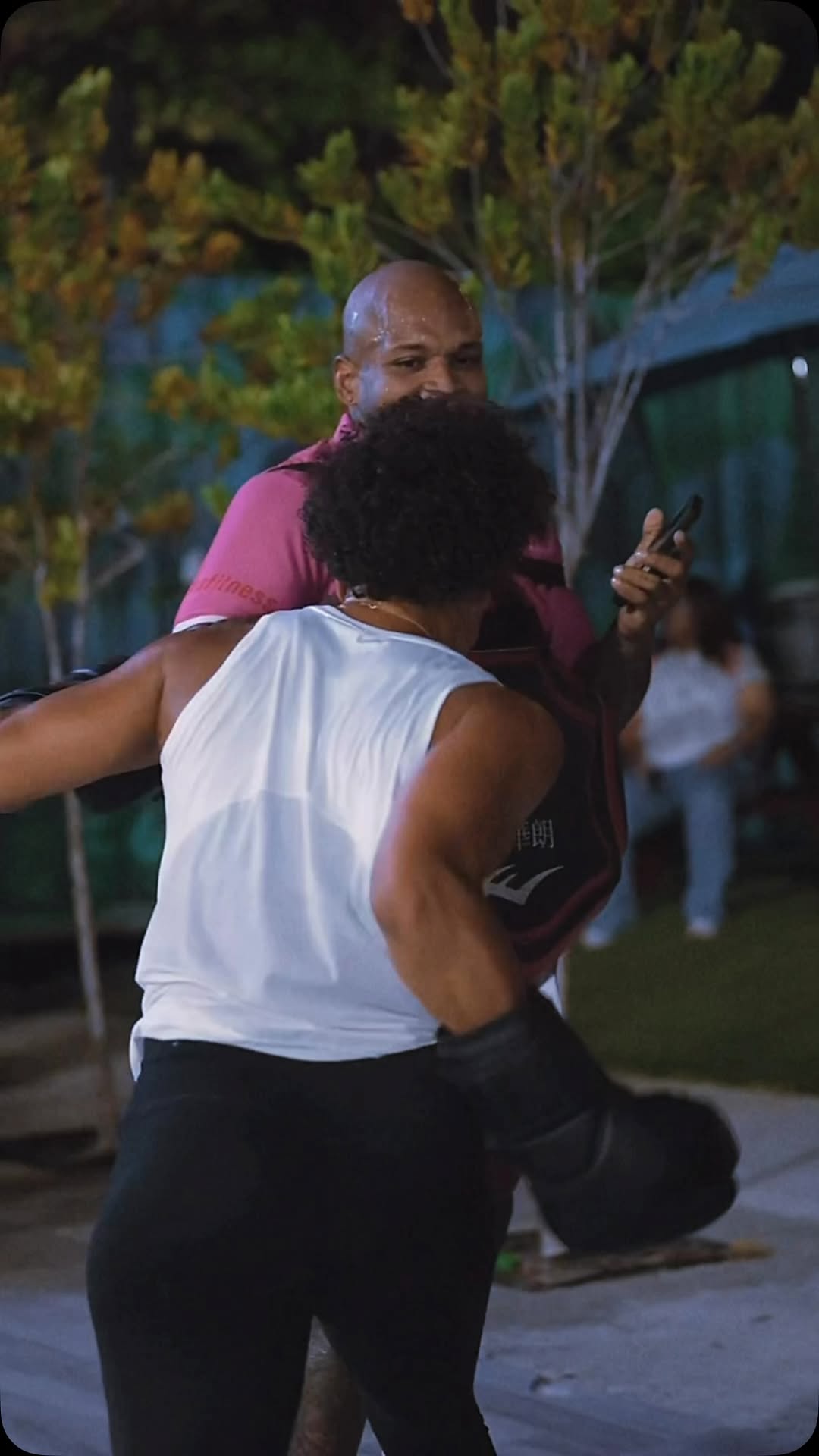 Rafael Ferrer dirigiendo una sesión de cardio boxing al aire libre